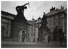 Prague Castle (entrance)-2 null