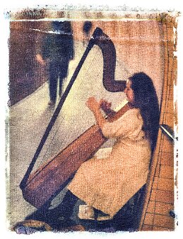 harpist in Paris metro null